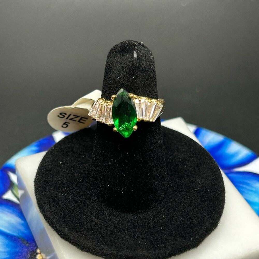 Costume Ring Green Clear rhinestones gold tone #K27 NWT size 5 4.75